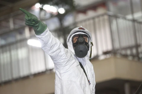 Lực lượng bộ đội hóa học cùng các phương tiện chuyên dụng hiện đại đã được điều động đến Bệnh viện Bạch Mai tiến hành phun khử khuẩn. (Ảnh: Dương Giang/TTXVN)