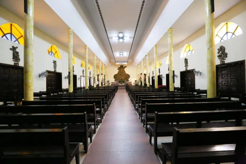 Nhà thờ Giáo xứ Thái Hà (Hà Nội) mở cửa cạnh cho rất ít giáo dân vào cầu nguyện riêng. (Ảnh: Anh Tuấn/TTXVN)