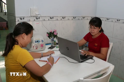 Cán bộ huyện Vị Thủy, tỉnh Hậu Giang làm việc online tại nhà. (Ảnh: Duy Khương/TTXVN)