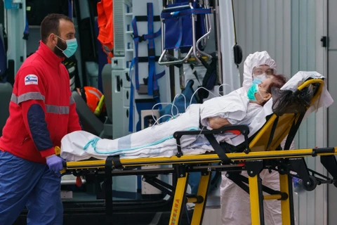 Nhân viên y tế chăm sóc bệnh nhân nhiễm COVID-19 tại Burgos, Tây Ban Nha, ngày 2/4/2020. (Nguồn: AFP/TTXVN)