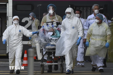 Nhân viên y tế chuyển bệnh nhân nhiễm COVID-19 tại Bordeaux, Tây Nam Pháp ngày 3/4/2020. (Nguồn: AFP/TTXVN)