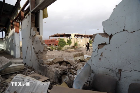 Cảnh đổ nát sau vụ không kích của liên quân do Saudi Arabia đứng đầu nhằm vào học viện quân sự ở thủ đô Sanaa, Yemen ngày 30/3/2020. (Nguồn: THX/TTXVN)