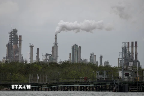 Ảnh tư liệu: Một cơ sở khai thác dầu ở Corpus Christi, Texas, Mỹ. (Nguồn: AFP/TTXVN)