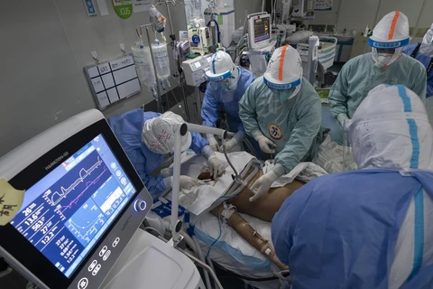Nhân viên y tế điều trị cho bệnh nhân nhiễm COVID-19 tại bệnh viện ở Vũ Hán, tỉnh Hồ Bắc, Trung Quốc ngày 5/4/2020. (Nguồn: THX/TTXVN)