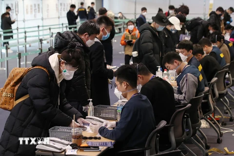 Hành khách phải thực hiện kiểm tra y tế đặc biệt nhằm ngăn chặn dịch COVID lây lan tại sân bay quốc tế Incheon, phía Tây Seoul, trước khi nhập cảnh vào Hàn Quốc ngày 24/2/2020. (Nguồn: Yonhap/TTXVN)
