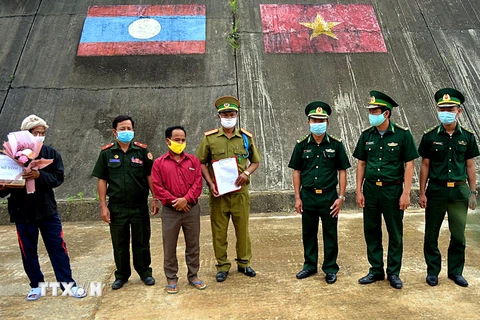 Đồn Biên phòng của khẩu A Đớt bàn giao công dân cho lực lượng chức năng Lào. (Nguồn: TTXVN phát)