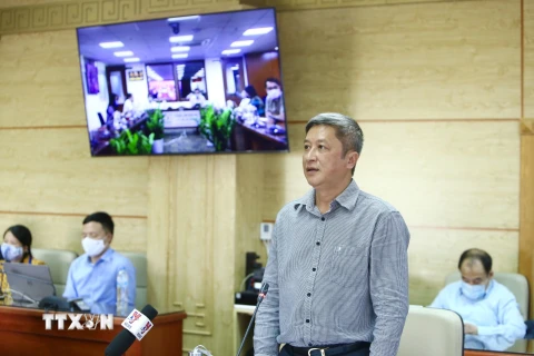 Thứ trưởng Bộ Y tế Nguyễn Trường Sơn trình bày báo cáo về công tác khám, chữa bệnh. (Ảnh: Minh Quyết/TTXVN)