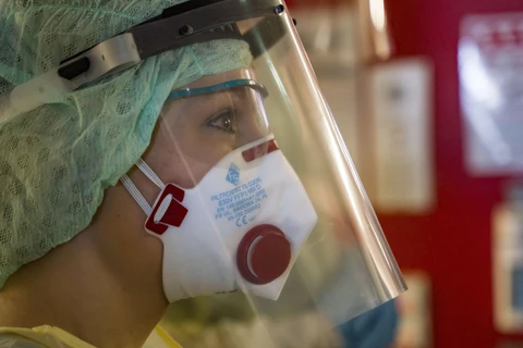 Nhân viên y tế mặc trang phục bảo hộ phòng lây nhiễm COVID-19 tại bệnh viện ở Giessen, Đức, ngày 14/4/2020. (Nguồn: AFP/TTXVN)