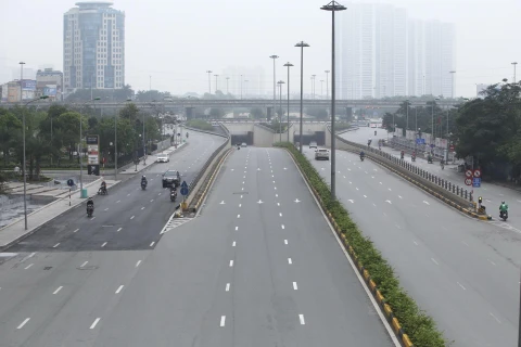 Đường Trần Duy Hưng, mật độ giao thông giảm hơn ngày thường, trong những ngày thực hiện giãn cách xã hội. (Ảnh: Minh Quyết/TTXVN)