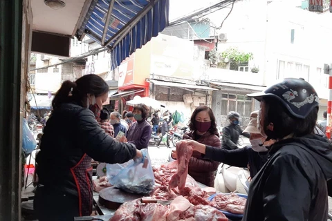 Quầy bán thịt lợn tại chợ Hoàng Mai, Hà Nội. (Ảnh: Phương Anh/TTXVN)