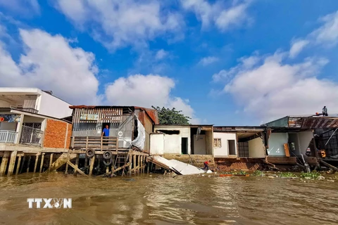 Điểm sạt lở ven chợ nổi Cái Răng, phương An Bình, quận Ninh Kiều (Cần Thơ) làm 5 căn nhà bị sụp một phần. (Nguồn: TTXVN) 