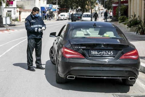 Cảnh sát Tunisia kiểm tra người đi đường trong thời gian áp dụng các biện pháp hạn chế đi lại. (Nguồn: Anadolu Agency)