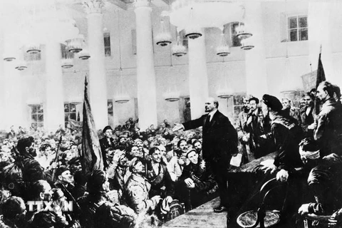 Ngay trong đêm 7/11/1917, Đại hội các Xôviết được triệu tập, thành lập Chính quyền Xôviết do V.I.Lenin đứng đầu. (Ảnh: Tư liệu/TTXVN phát)