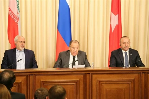 Ngoại trưởng Nga Sergei Lavrov với 2 người đồng cấp Iran Mohammad Javad Zarif và Thổ Nhĩ Kỳ Mevlut Cavusoglu. (Nguồn: tasnimnews)