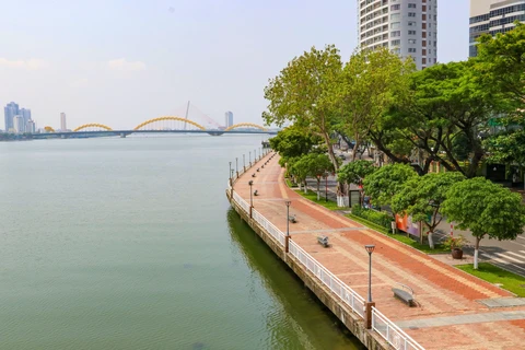 Tuyến đường đi bộ ven sông Hàn vắng vẻ do người dân thực hiện nghiêm túc việc giãn cách xã hội. (Ảnh: Trần Lê Lâm/TTXVN)