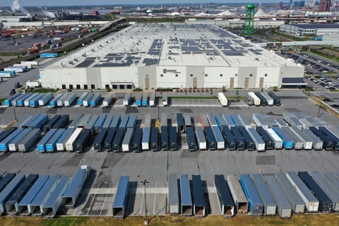 Trung tâm đóng gói hàng vận chuyển BWI2 của Công ty thương mại điện tử Amazon ở Baltimore, Maryland (Mỹ) ngày 14/4/2020. (Nguồn: AFP/TTXVN)
