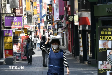 Người dân đeo khẩu trang phòng lây nhiễm COVID-19 tại Seoul, Hàn Quốc, ngày 23/4/2020. (Nguồn: AFP/TTXVN)