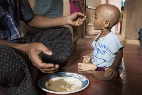 Cho đứa trẻ ăn ở Ukhiya, Bangladesh. COVID-19 có nguy cơ làm suy yếu các nỗ lực giảm đói. (Nguồn: WFP)