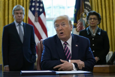 Tổng thống Mỹ Donald Trump phát biểu trước khi ký thông qua dự luật trị giá 484 tỷ USD nhằm hỗ trợ các doanh nghiệp nhỏ và các bệnh viện. (Nguồn: AP) 