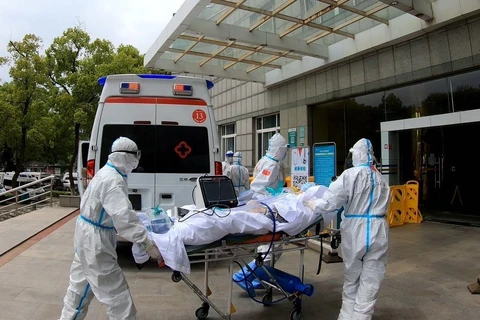 Nhân viên y tế chuyển bệnh nhân mắc COVID-19 tới bệnh viện ở Vũ Hán, Trung Quốc ngày 14/4/2020. (Nguồn: THX/TTXVN)