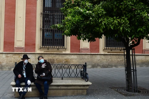 Người dân đeo khẩu trang nhằm ngăn chặn sự lây lan của dịch COVID-19 tại Malaga, Tây Ban Nha ngày 14/3/2020. (Nguồn: AFP/TTXVN)