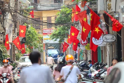 Đường phố Hà Nội treo Quốc kỳ mừng kỷ niệm ngày Giải phóng miền Nam, thống nhất đất nước. (Nguồn: Vietnam+)