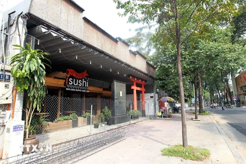 Nhiều nhà hàng, tiệm ăn ở Thành phố Hồ Chí Minh vẫn đóng cửa cài then dù đã kết thúc thời gian giãn cách xã hội. (Ảnh: Thanh Vũ/TTXVN) 