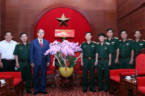 Ủy viên Bộ Chính trị, Bí thư Thành ủy Thành phố Hồ Chí Minh Nguyễn Thiện Nhân tặng hoa Bộ Tư lệnh Quân khu 7. (Ảnh: Xuân Khu/TTXVN)