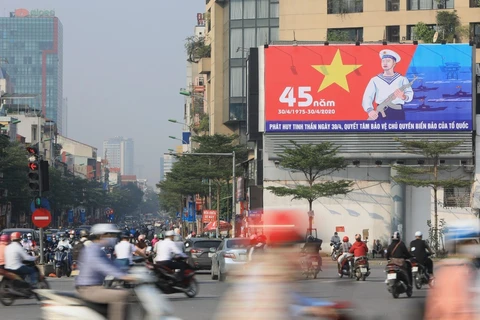 Băng rôn, khẩu hiệu trang trí trên đường phố Hà Nội mừng kỷ niệm 45 năm ngày giải phóng miền Nam, thống nhất đất nước. (Ảnh: Thành Đạt/TTXVN)