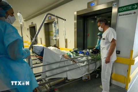 Nhân viên y tế chuyển bệnh nhân COVID-19 tại bệnh viện Emile Muller ở Mulhouse, Pháp ngày 17/4/2020. (Nguồn: AFP/ TTXVN)