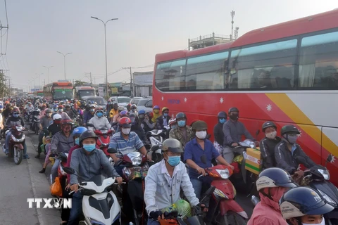 Quốc lộ 1 đoạn từ cầu vượt Nguyễn Văn Linh đến cầu Bình Điền, lượng phương tiện từ miền Tây về Thành phồ Hồ Chí Minh khá đông. (Ảnh: Tiến Lực/TTXVN)