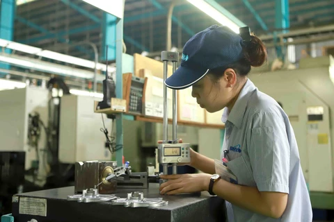 Hoạt động sản xuất tại Công ty trách nhiệm hữu hạn Strong Way khu công nghiệp Khai Quang, tỉnh Vĩnh Phúc. (Ảnh: Hoàng Hùng/TTXVN)