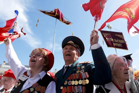 Cựu chiến binh, người dân Nga vui mừng trong ngày lễ kỷ niệm Ngày Chiến thắng trong Chiến tranh Vệ quốc vĩ đại. (Nguồn: Moskva News Agency)