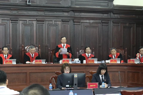 Phó Chánh án Tòa án Nhân dân Tối cao Nguyễn Trí Tuệ thay mặt Hội đồng Thẩm phán công bố phán quyết giám đốc thẩm về vụ án Hồ Duy Hải. (Ảnh: Dương Giang/TTXVN)