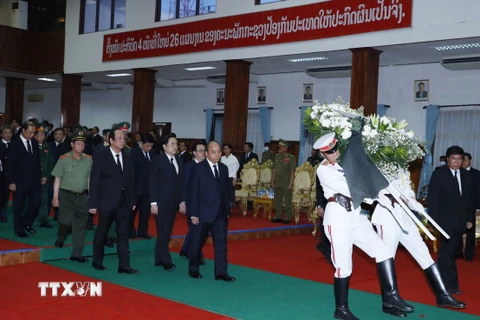 Hình ảnh Thủ tướng Nguyễn Xuân Phúc viếng đồng chí Sisavath Keobounpha
