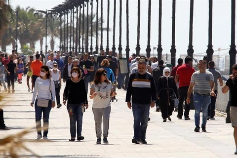 Người dân đi lại trên đường phố ở Beirut, Liban. (Nguồn: Reuters)