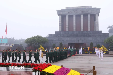 Lực lượng vũ trang, cán bộ, nhân dân vào Lăng viếng Chủ tịch Hồ Chí Minh. (Ảnh: Lâm Khánh/TTXVN)