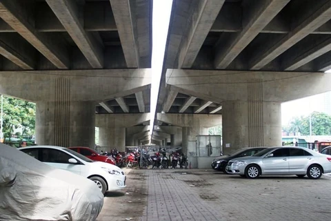 Một bãi xe dưới gầm cầu ở Hà Nội. (Nguồn: báo Hà Nội mới)