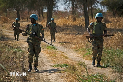 Lực lượng gìn giữ hòa bình Liên hợp quốc tuần tra tại thị trấn Abyei, Sudan. (Nguồn: AFP/ TTXVN)