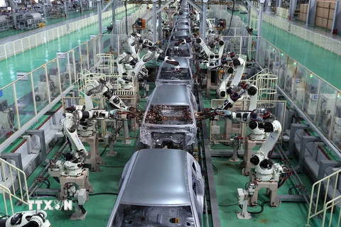 Dây chuyền hàn vỏ xe bằng robot tại Công ty trách nhiệm hữu hạn Một thành viên Sản xuất ôtô THACO MAZDA tại Khu kinh tế mở Chu Lai (Quảng Nam) – một trong những khu kinh tế thu hút đầu tư lớn của khu vực miền Trung. (Ảnh: Danh Lam/TTXVN)