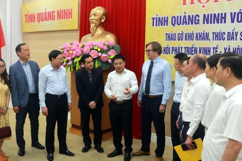 Lãnh đạo tỉnh Quảng Ninh và các đại biểu trao đổi bên lề hội nghị. (Ảnh: Đức Hiếu/TTXVN)