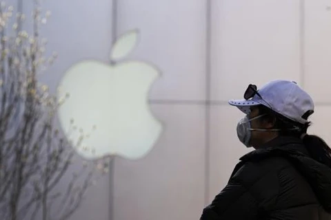 Một người dân đeo khẩu trang bên ngoài cửa hàng Apple ở Bắc Kinh, tháng 3/2020. (Nguồn: Getty Images)