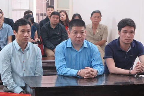 Bị cáo Lâm Hữu Sơn (giữa) cùng các đồng phạm tại phiên xử sơ thẩm tháng 9/2019. (Nguồn: Báo Sài Gòn giải phóng)