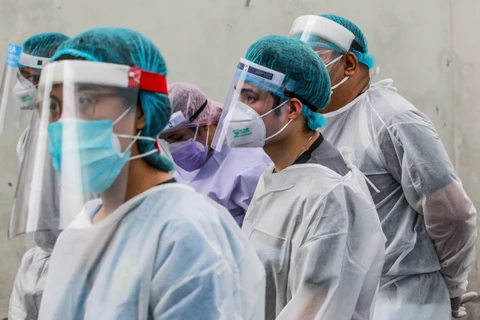Nhân viên làm việc tại khu chăm sóc bệnh nhân COVID-19 tại bệnh viện ở Manila, Philippines ngày 12/5/2020. (Ảnh: THX/TTXVN)