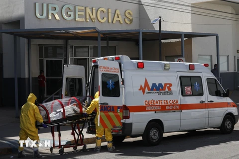 Nhân viên y tế chuyển bệnh nhân mắc COVID-19 từ xe cứu thương vào một bệnh viện ở Ciudad Juarez, Mexico ngày 13/5/2020. (Nguồn: AFP/TTXVN)