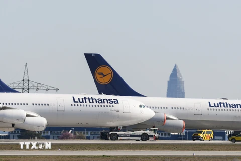 Máy bay của Hãng hàng không Lufthansa tại sân bay Frankfurt, Đức, ngày 23/3/2020. (Nguồn: AFP/TTXVN)