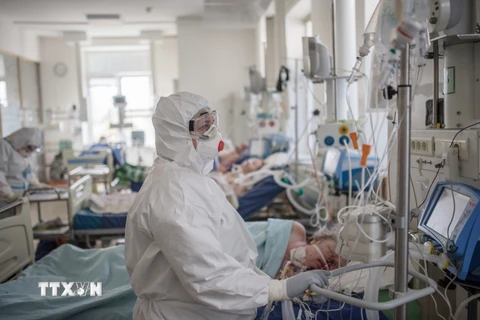 Nhân viên y tế chăm sóc bệnh nhân nhiễm COVID-19 tại bệnh viện ở Moskva, Nga, ngày 4/5/2020. (Nguồn: THX/TTXVN)