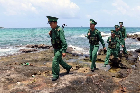 Chiến sỹ Đồn Biên phòng Gành Dầu (Kiên Giang) tuần tra khu vực đảo Phú Quốc. Ảnh minh họa. (Ảnh: Lê Huy Hải/TTXVN)