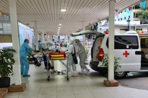 Bệnh nhân người Anh được chuyển từ Bệnh viện Bệnh Nhiệt đới sang Bệnh viện Chợ Rẫy. (Nguồn: Báo Thanh niên)