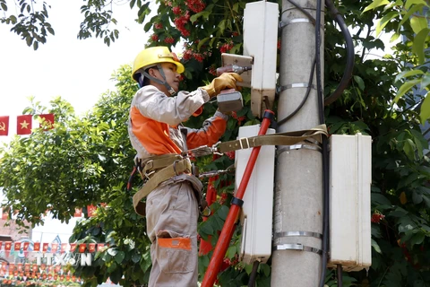 Công nhân Điện lực huyện Văn Bàn (Lào Cai) sửa chữa điện trên địa bàn thị trấn Khánh Yên. (Ảnh: Quốc Khánh/TTXVN)